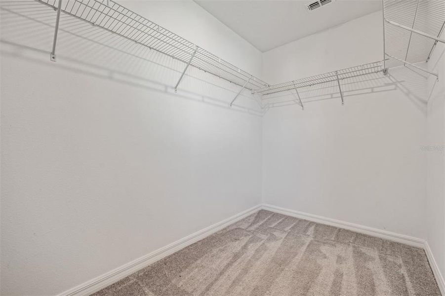 Spacious, unfurnished interior of a new home in , Tampa (Image 22).