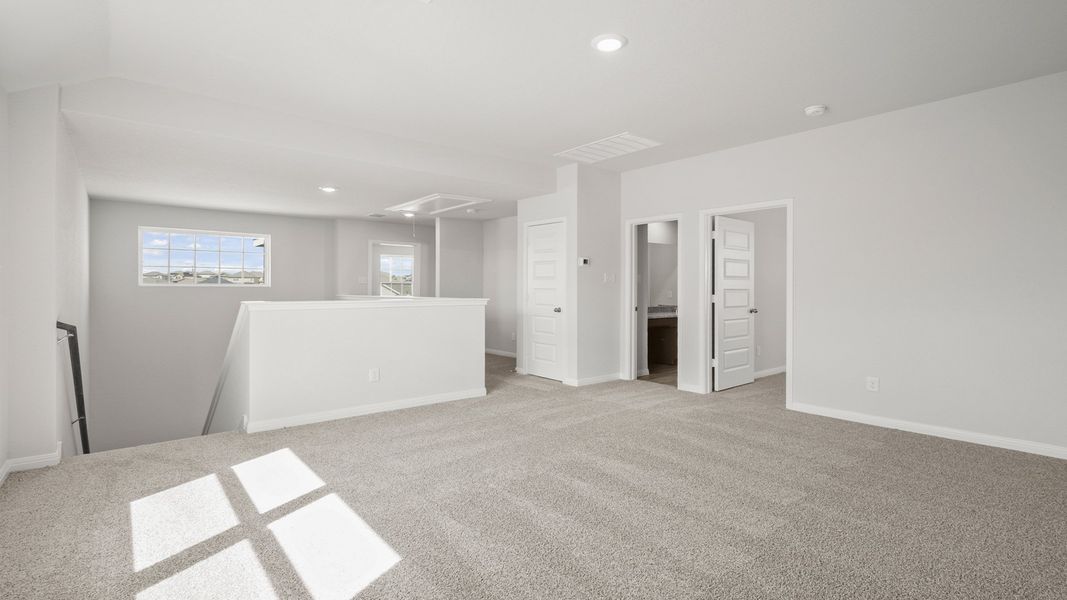 Spacious, unfurnished interior of a new home in Hunters Ranch, San Antonio (Image 14).