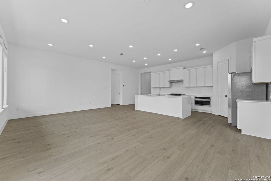 Spacious, unfurnished interior of a new home in , New Braunfels (Image 24).
