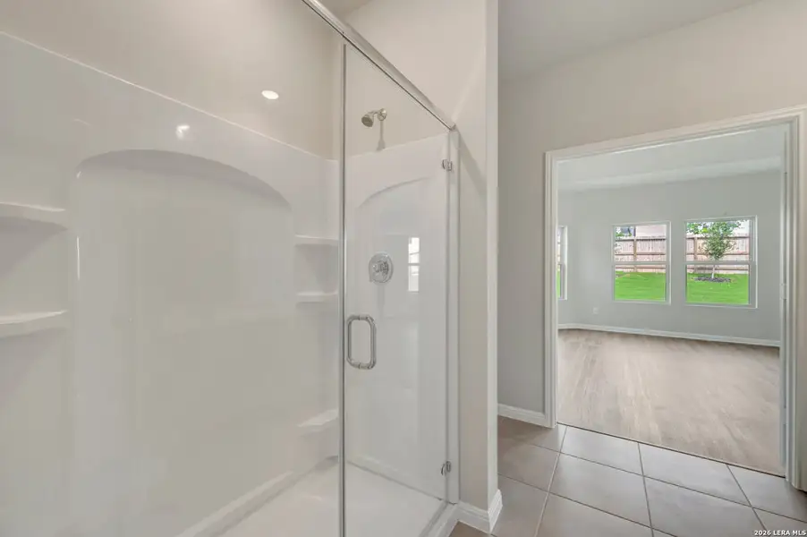 Spacious, unfurnished interior of a new home in Mesquite Ridge, San Antonio (Image 35).