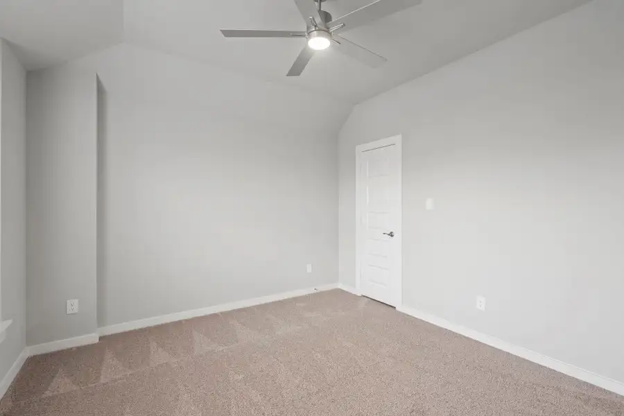 Spacious, unfurnished interior of a new home in Briarwood Crossing, Rosenberg (Image 34).