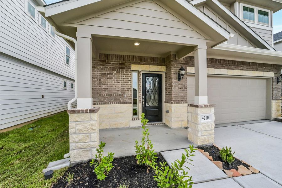 Exterior details and patio area of a home in Anderson Lake, Houston (Image 4). Exterior details and patio area of a home in Anderson Lake, Houston (Image 4).