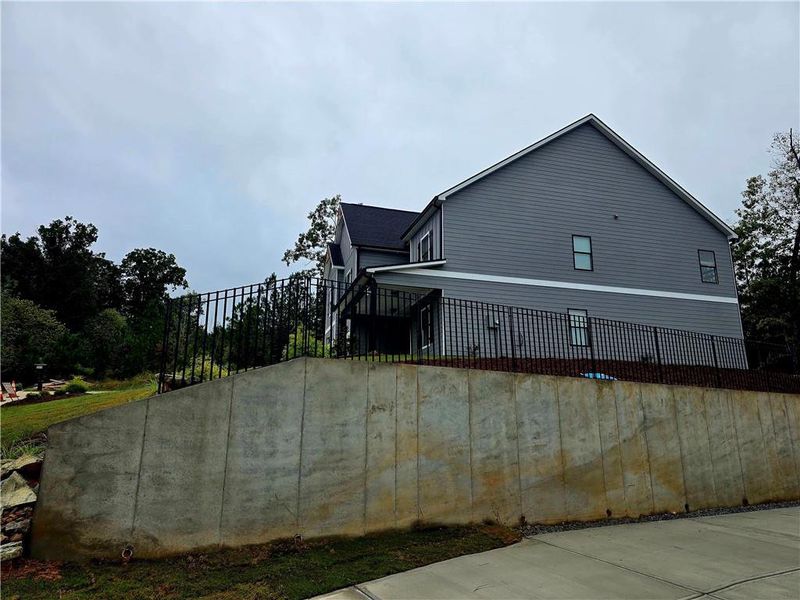 Exterior details and patio area of a home in Silvercrest Lakes, Acworth (Image 30).