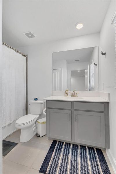 Furnished interior view inside a new home in , Orlando (Image 24).