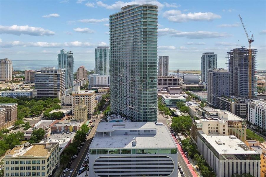 Condo located in St. Petersburg, FL showcasing its design and architecture (Image 5).