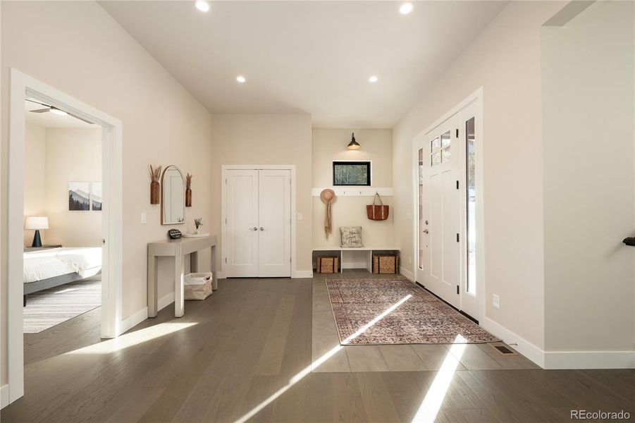 Back to Entry with built-in bench