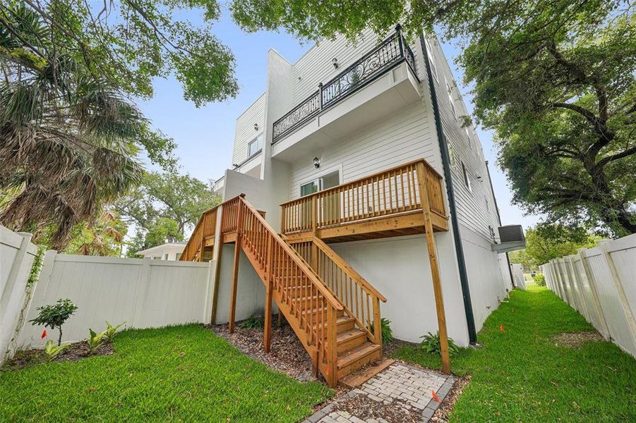 Exterior details and patio area of a home in , Tampa (Image 4).