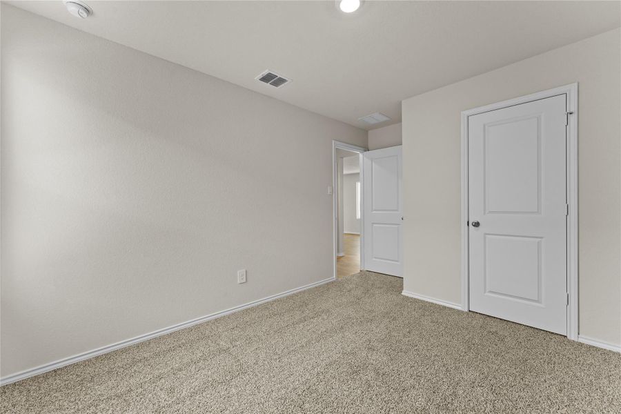 Spacious, unfurnished interior of a new home in Ladera, Luling (Image 18).