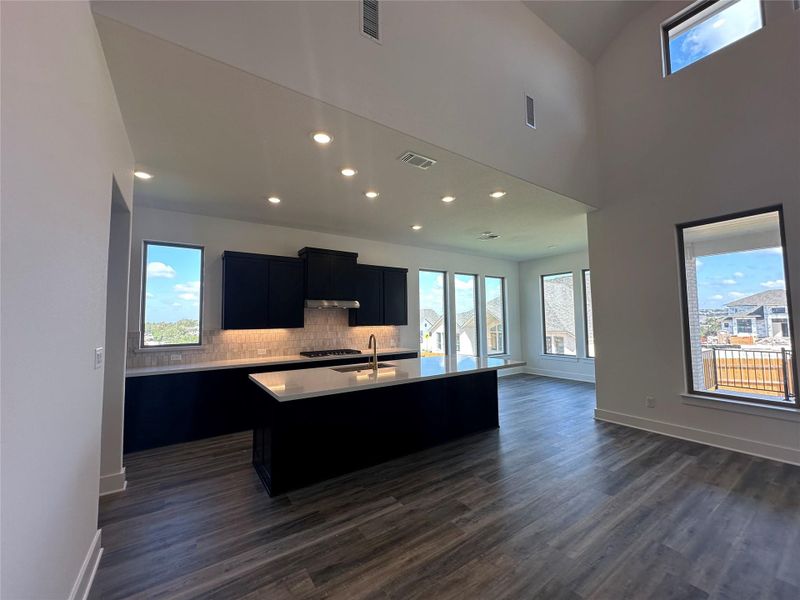 Light & Bright Open Concept Kitchen and Casual Dining