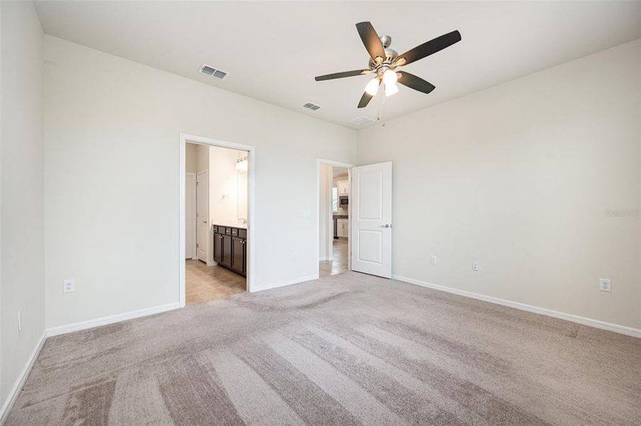 Spacious, unfurnished interior of a new home in , St. Cloud (Image 13).