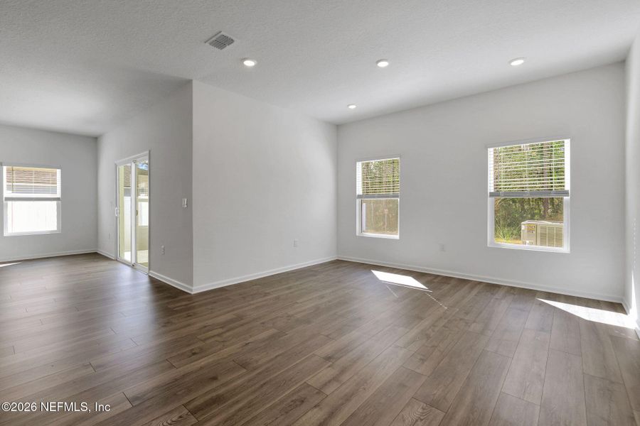 Spacious, unfurnished interior of a new home in Cedar Creek, Jacksonville (Image 43).
