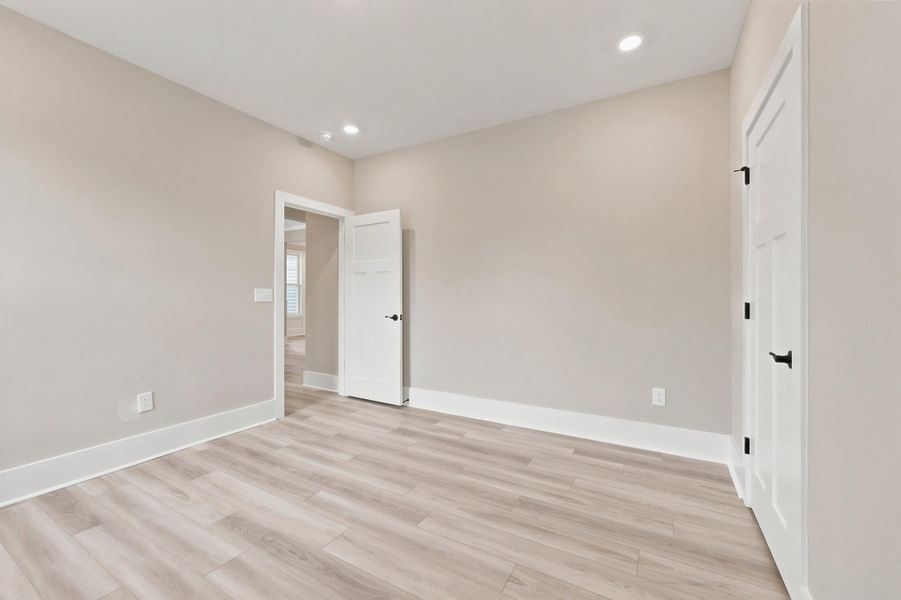 Spacious, unfurnished interior of a new home in Edgefield, Loris (Image 34).