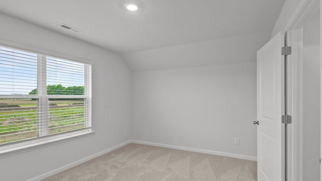 Spacious, unfurnished interior of a new home in East Ridge, Ayden (Image 26).