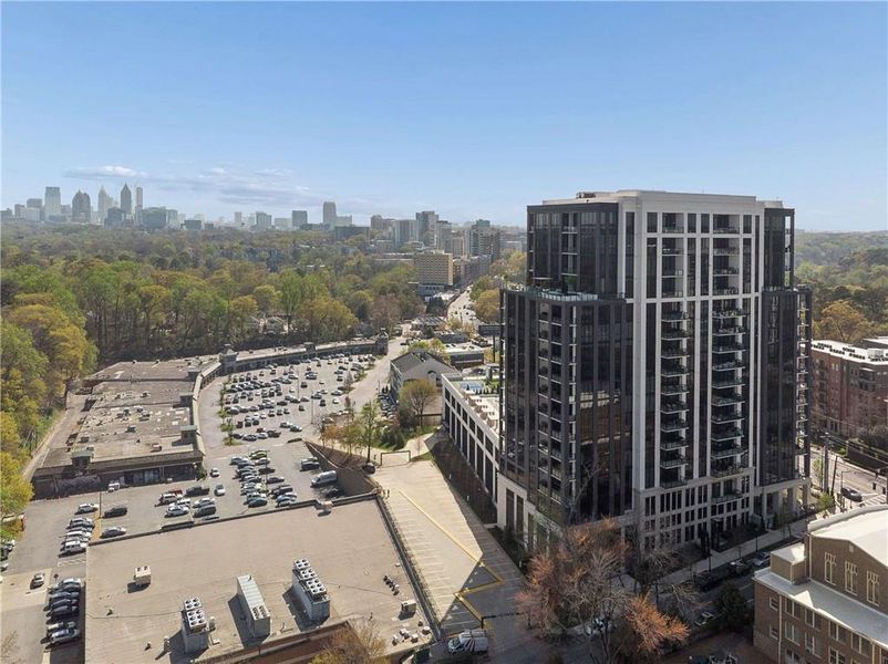 Condo located in Atlanta, GA showcasing its design and architecture (Image 27).