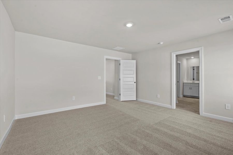 Spacious, unfurnished interior of a new home in Creek Ridge - Heritage Collection, Spartanburg (Image 17).