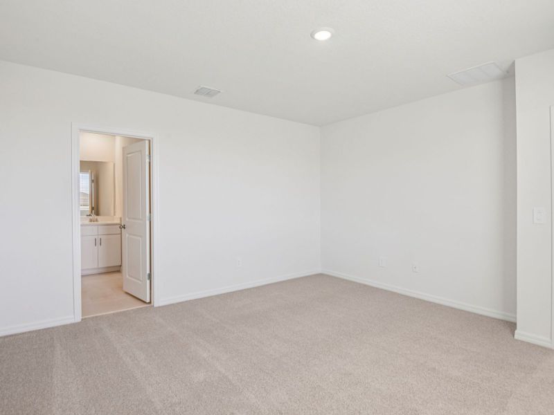 Spacious, unfurnished interior of a new home in Hilltop Vistas, Dade City (Image 18).