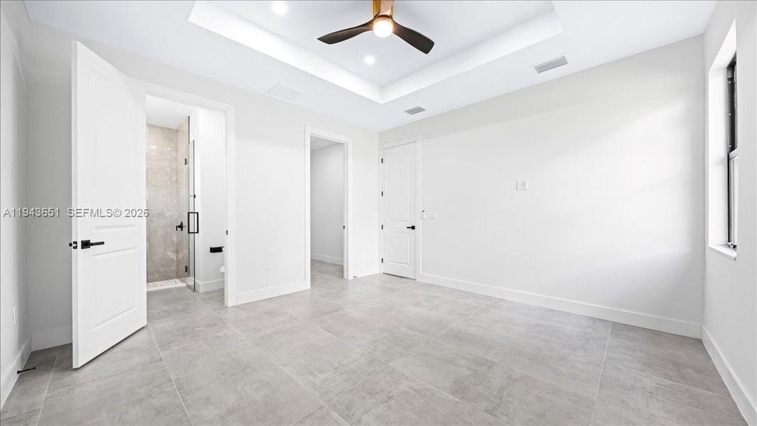 Spacious, unfurnished interior of a new home in , Cape Coral (Image 16).