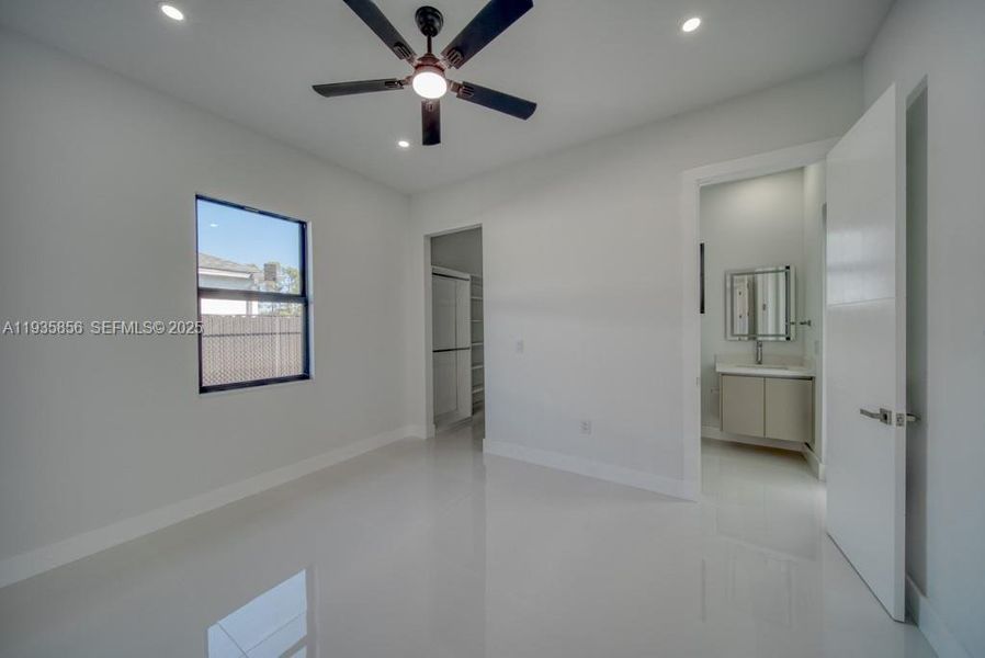 Spacious, unfurnished interior of a new home in , Cape Coral (Image 60).