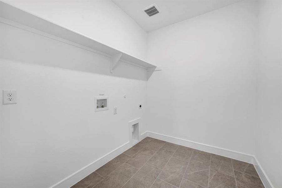 Spacious, unfurnished interior of a new home in Kreymer at the Park, Wylie (Image 23).