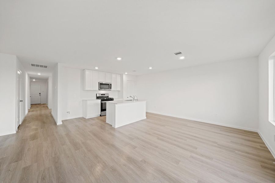 Spacious, unfurnished interior of a new home in Sunterra Lakes, Brookshire (Image 5).