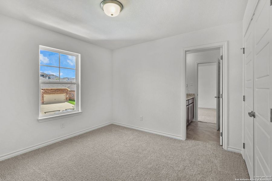 Spacious, unfurnished interior of a new home in Ladera, San Antonio (Image 33).