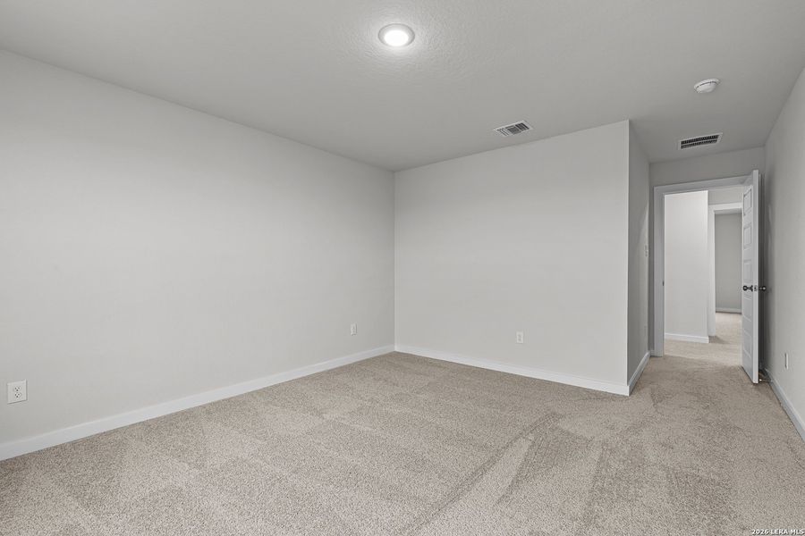 Spacious, unfurnished interior of a new home in Hacienda, San Antonio (Image 15).