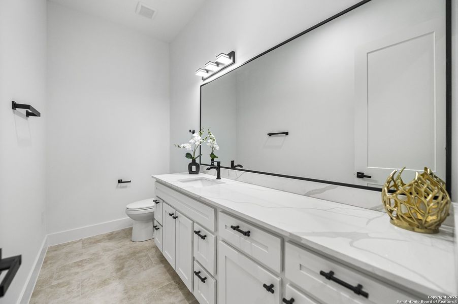 Furnished interior view inside a new home in , Bandera (Image 12).