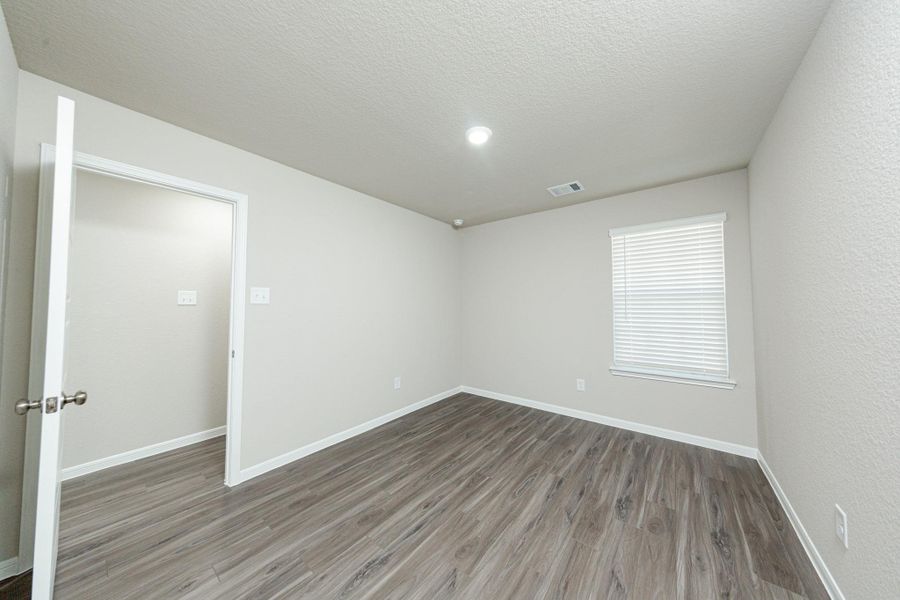 Spacious, unfurnished interior of a new home in Mackenzie Creek, Conroe (Image 15).