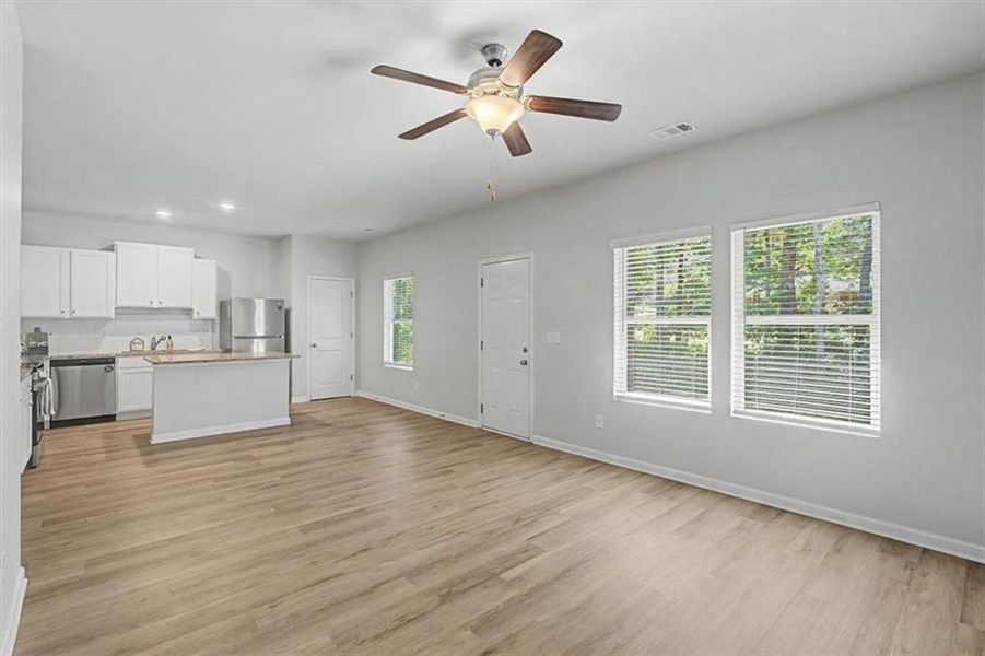 Spacious, unfurnished interior of a new home in Deer Creek, Temple (Image 31).