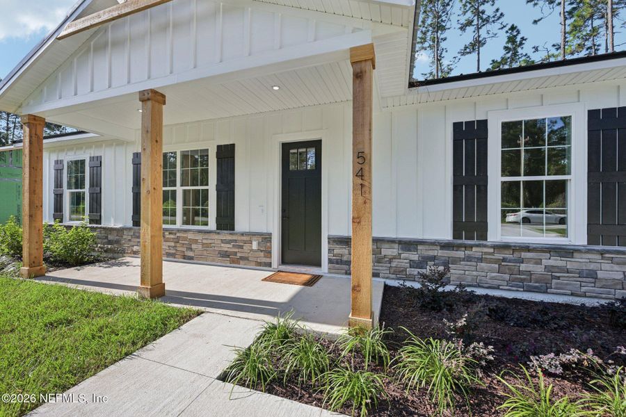 Exterior details and patio area of a home in , Palatka (Image 17).
