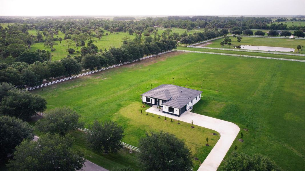 Spacious, unfurnished interior of a new home in , Fort Pierce (Image 20).