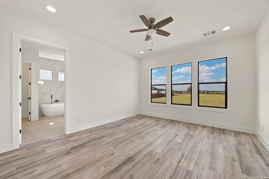 Spacious, unfurnished interior of a new home in , Floresville (Image 21).