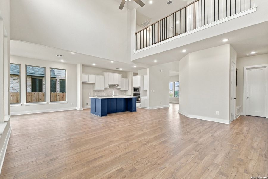 Spacious, unfurnished interior of a new home in Haby Hill 60s, San Antonio (Image 25).