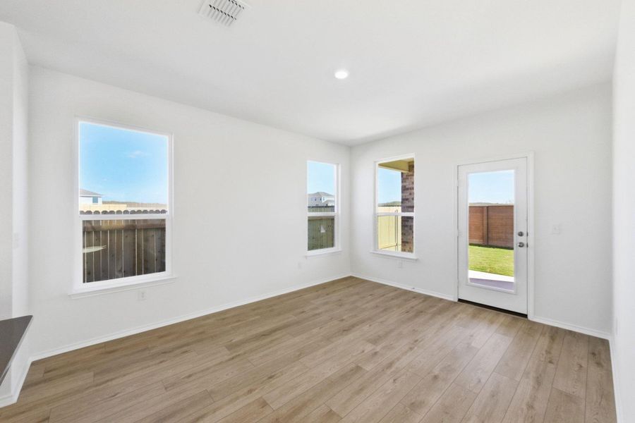 Spacious, unfurnished interior of a new home in Stoney Chase, Del Valle (Image 29).