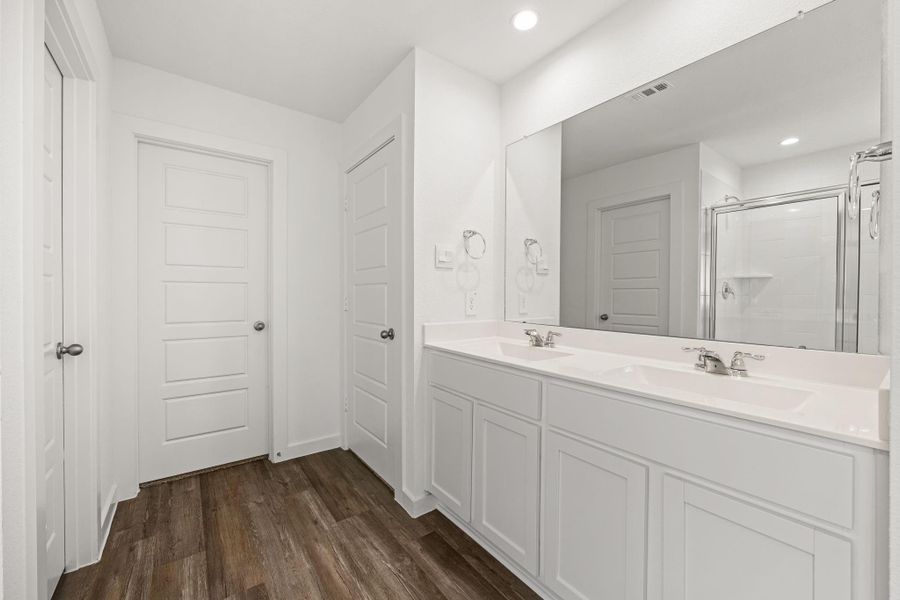 Furnished interior view inside a new home in , Rosharon (Image 8).