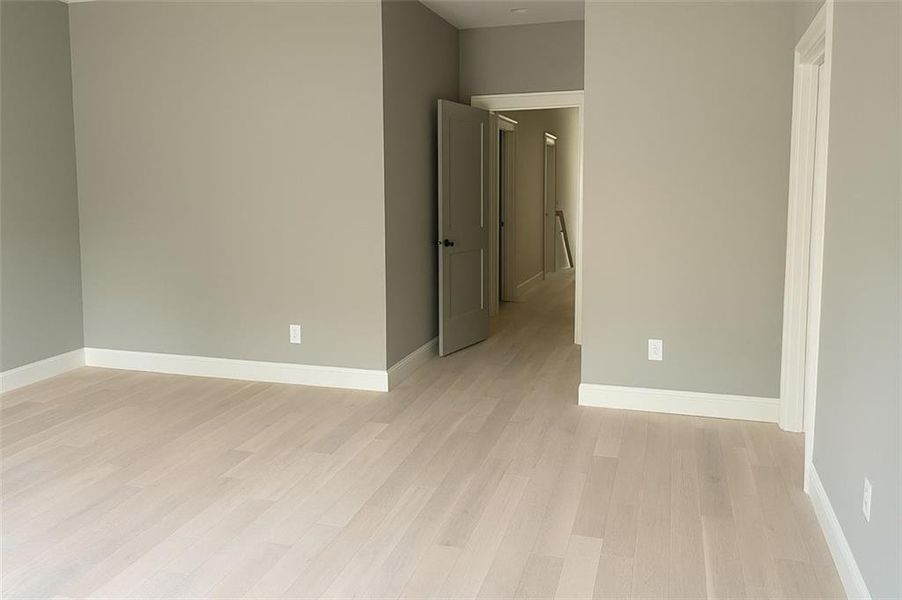 Spacious, unfurnished interior of a new home in , Atlanta (Image 5).