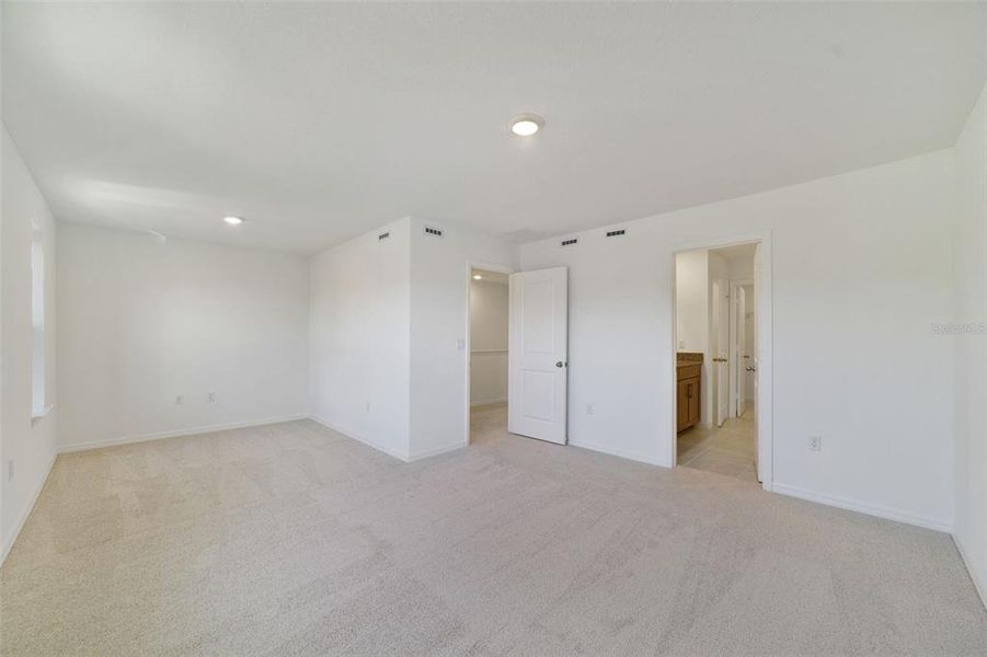 Spacious, unfurnished interior of a new home in Aulin Square, Oviedo (Image 18). Spacious, unfurnished interior of a new home in Aulin Square, Oviedo (Image 18).