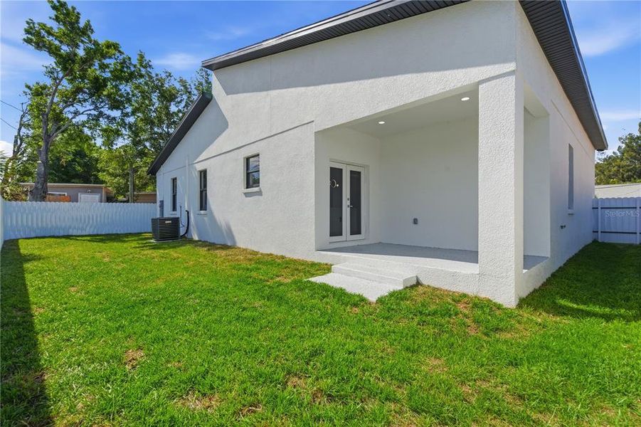 Exterior details and patio area of a home in , Pinellas Park (Image 30).