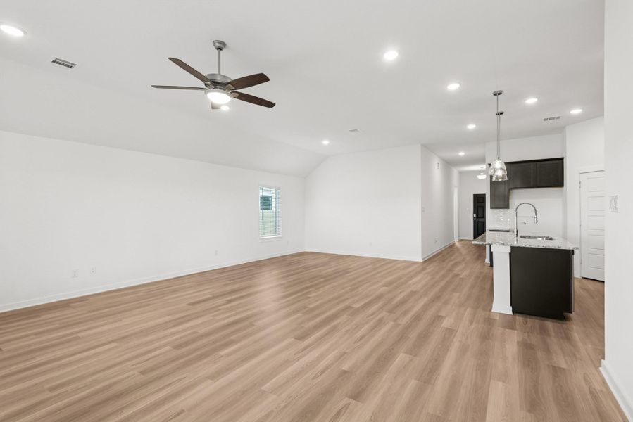 Spacious, unfurnished interior of a new home in Lago Mar, Santa Fe (Image 8). Spacious, unfurnished interior of a new home in Lago Mar, Santa Fe (Image 8).