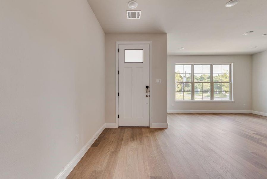 Spacious, unfurnished interior of a new home in Bayside, Rowlett (Image 35).