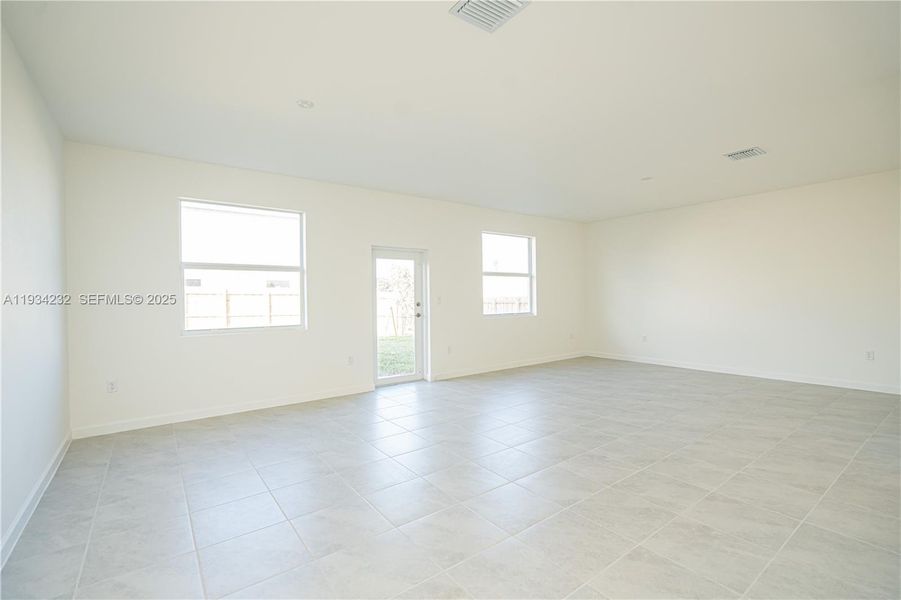 Spacious, unfurnished interior of a new home in Acacia Groves, Miami (Image 17).