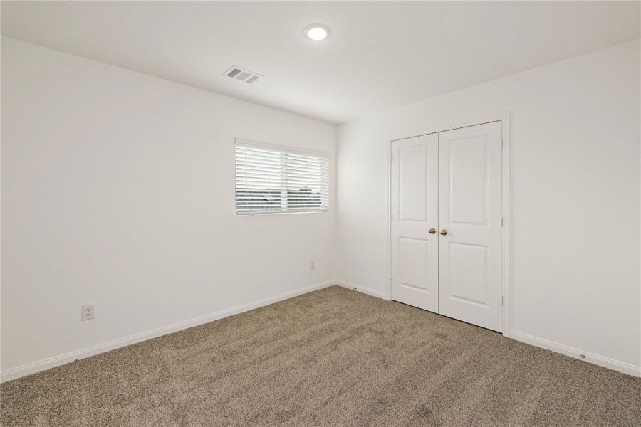 Spacious, unfurnished interior of a new home in Marie Village, Conroe (Image 11).