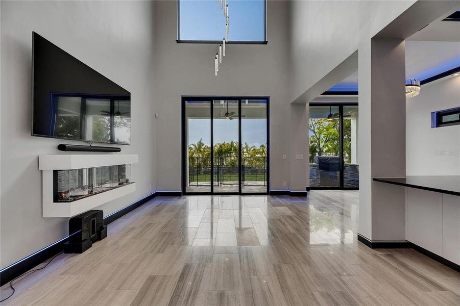 Spacious, unfurnished interior of a new home in , Apollo Beach (Image 92).