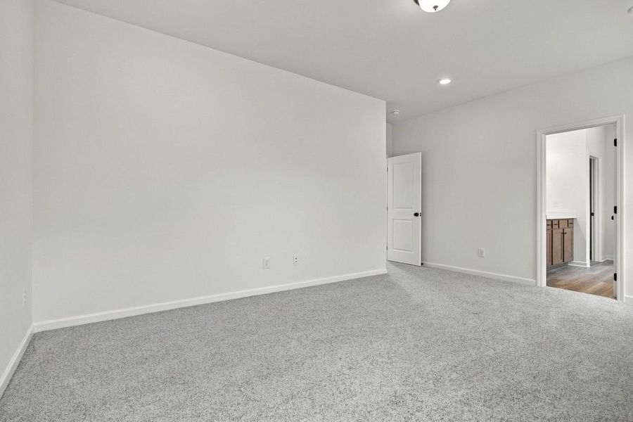 Spacious, unfurnished interior of a new home in Hampshire Hills, Columbia (Image 27).