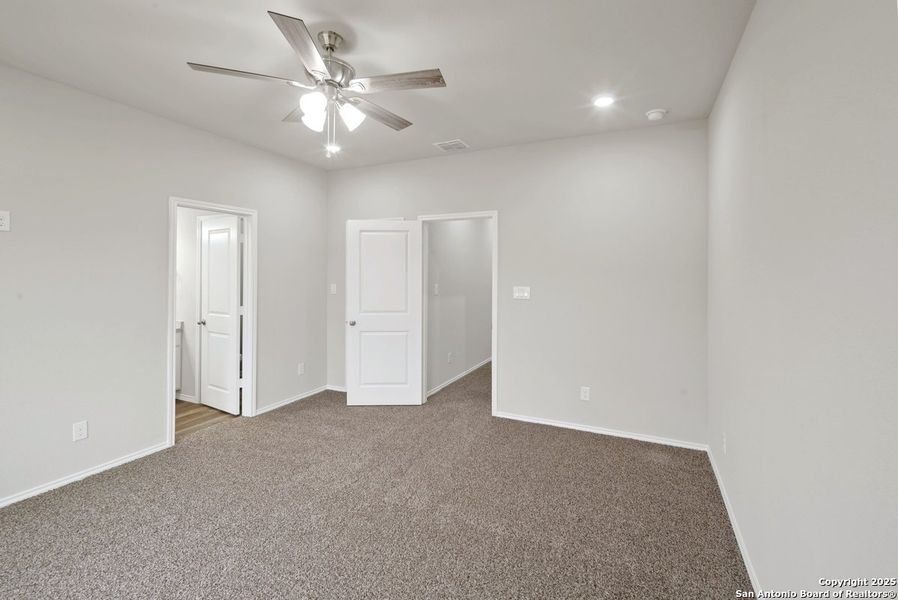 Spacious, unfurnished interior of a new home in , San Antonio (Image 10).
