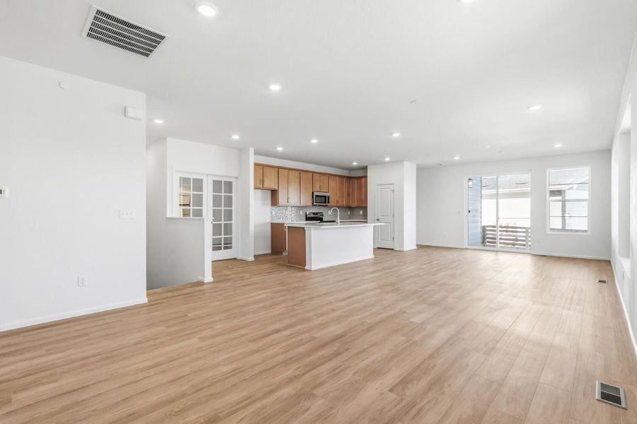Spacious, unfurnished interior of a new home in Legato, Commerce City (Image 6).