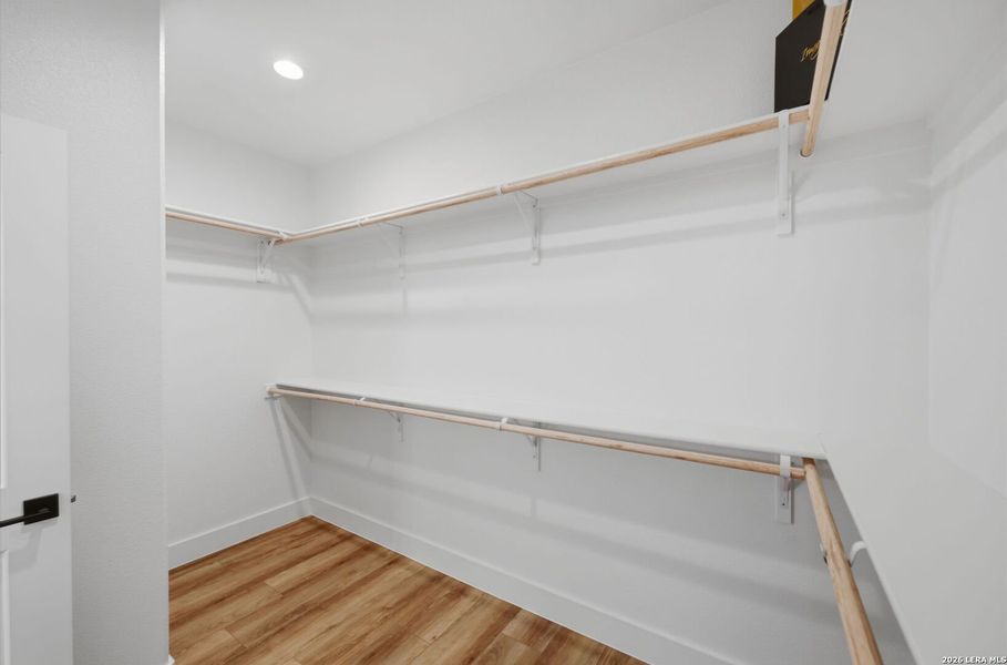 Spacious, unfurnished interior of a new home in , Canyon Lake (Image 28).