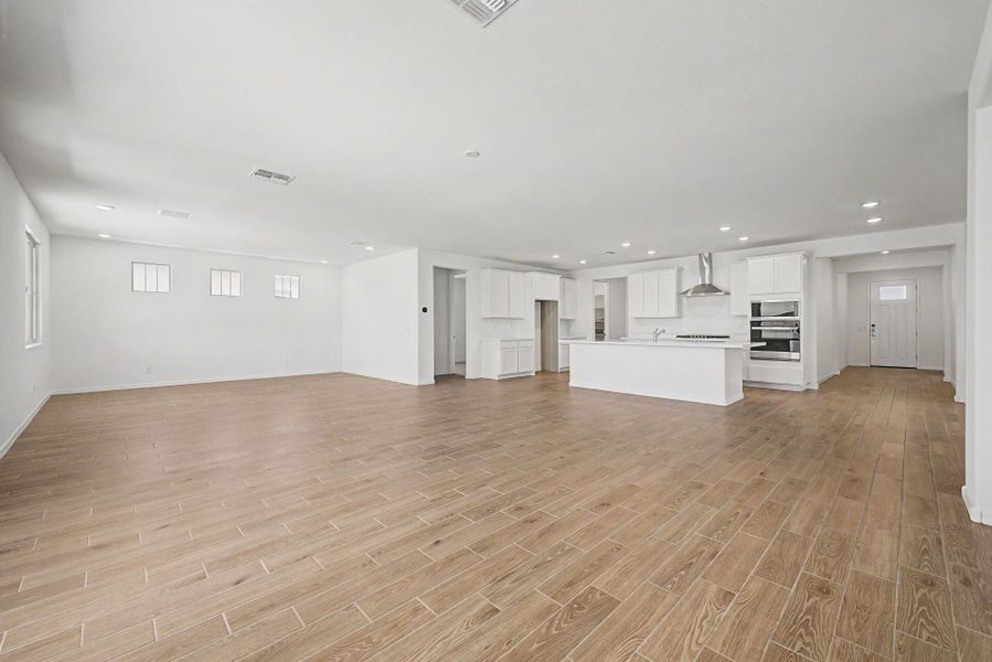 Spacious, unfurnished interior of a new home in Las Ventanas, Goodyear (Image 6).