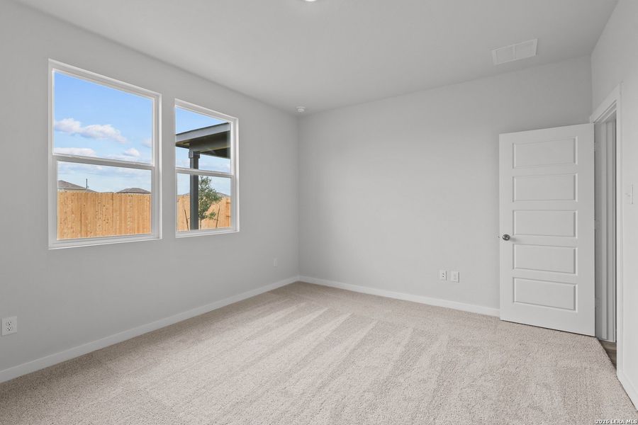 Spacious, unfurnished interior of a new home in Spring Creek, San Antonio (Image 18).