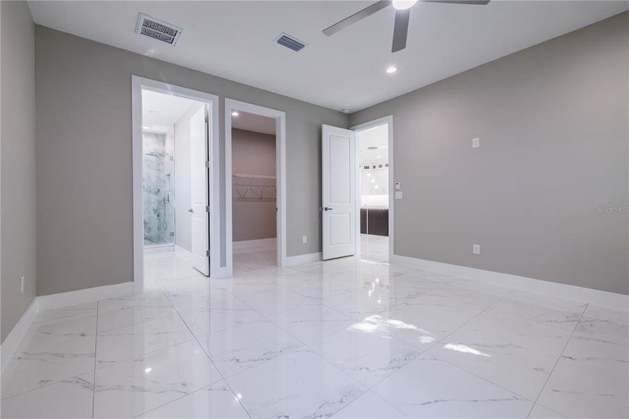Spacious, unfurnished interior of a new home in , Tampa (Image 32).